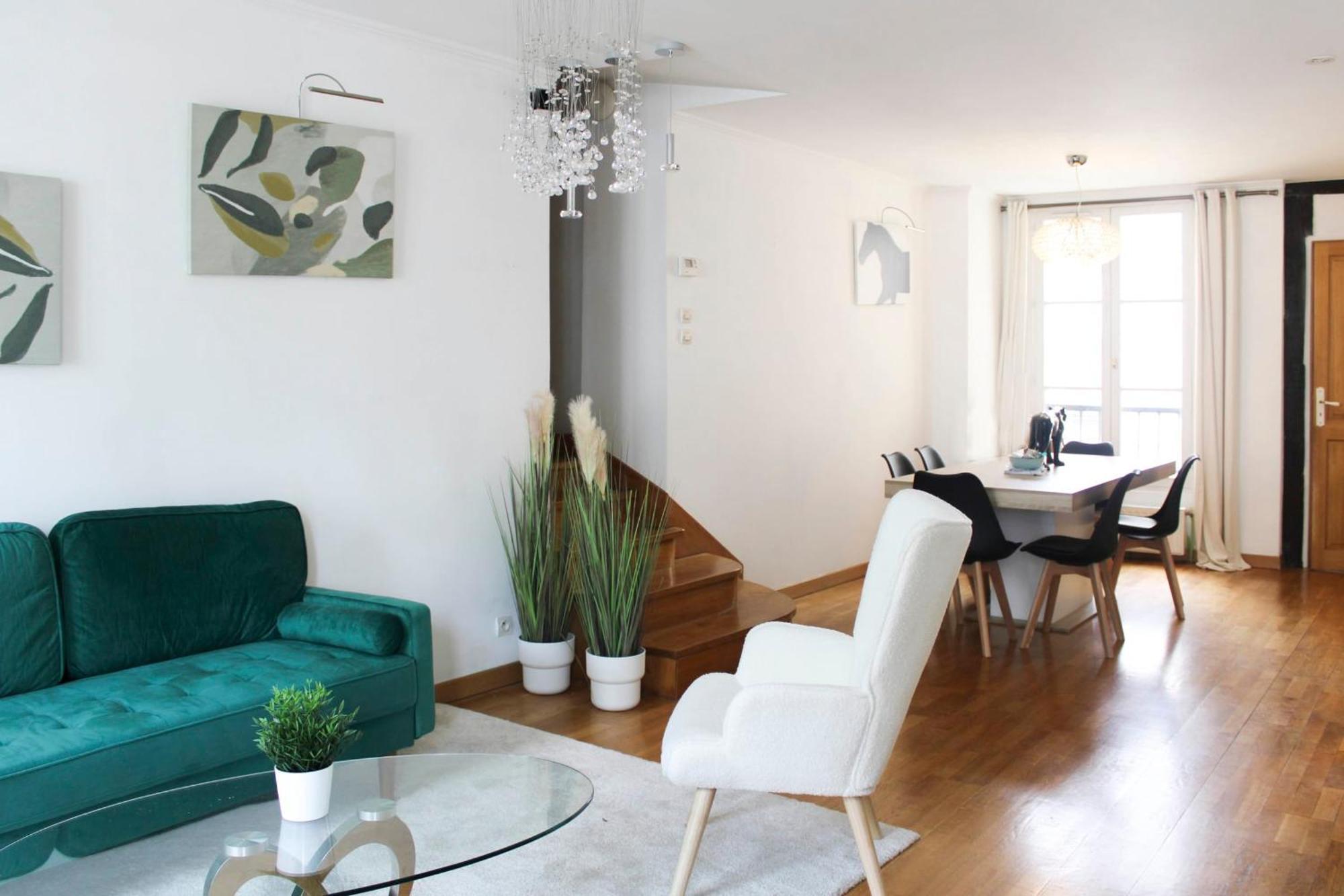 Spacious Duplex In The Heart Of